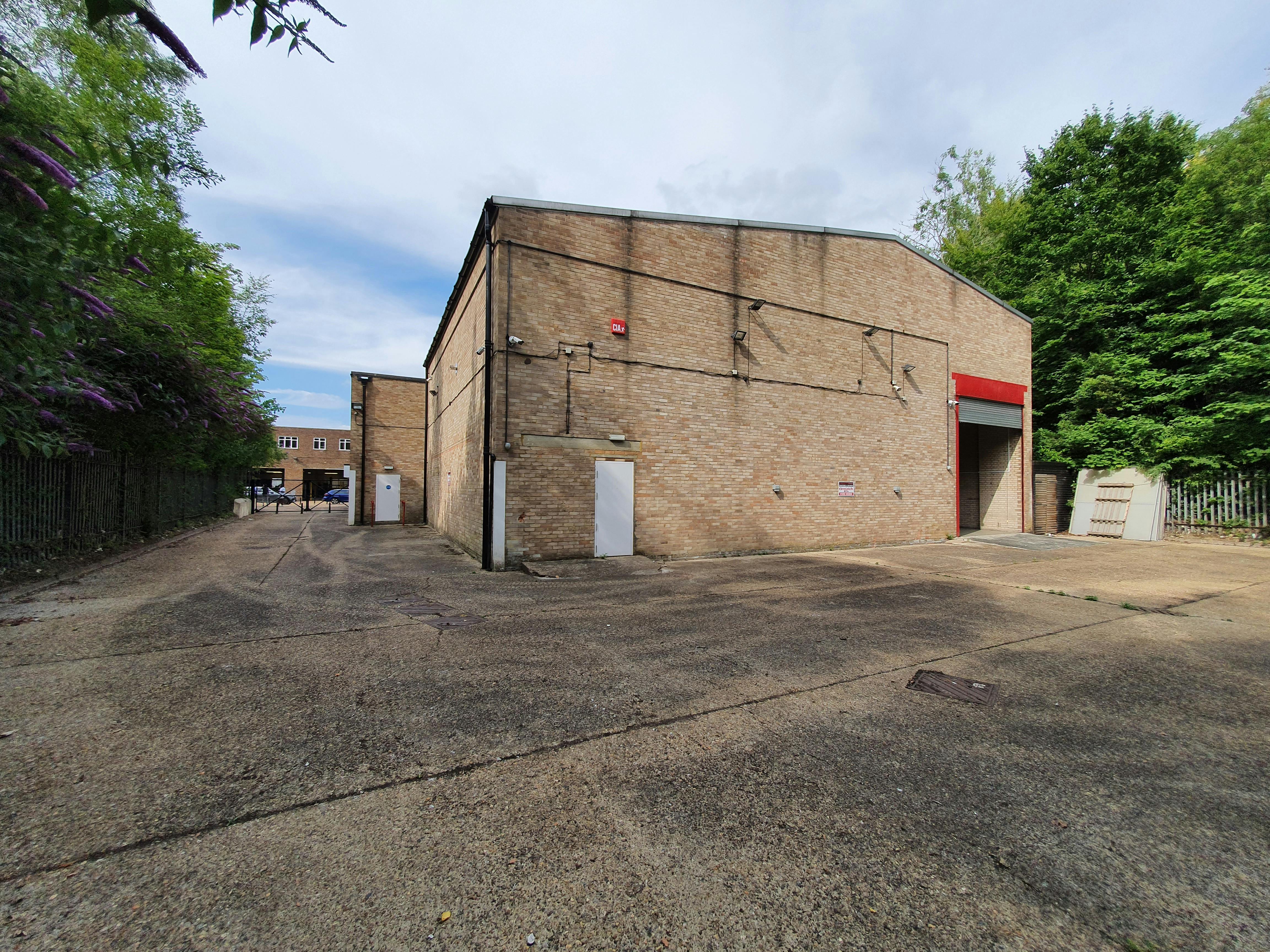 Industrial Unit in Coulsdon - photo 3
