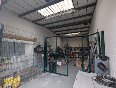 Unit 30, Watford, Warehouse To Let - PXL_20260317_100710837.jpg