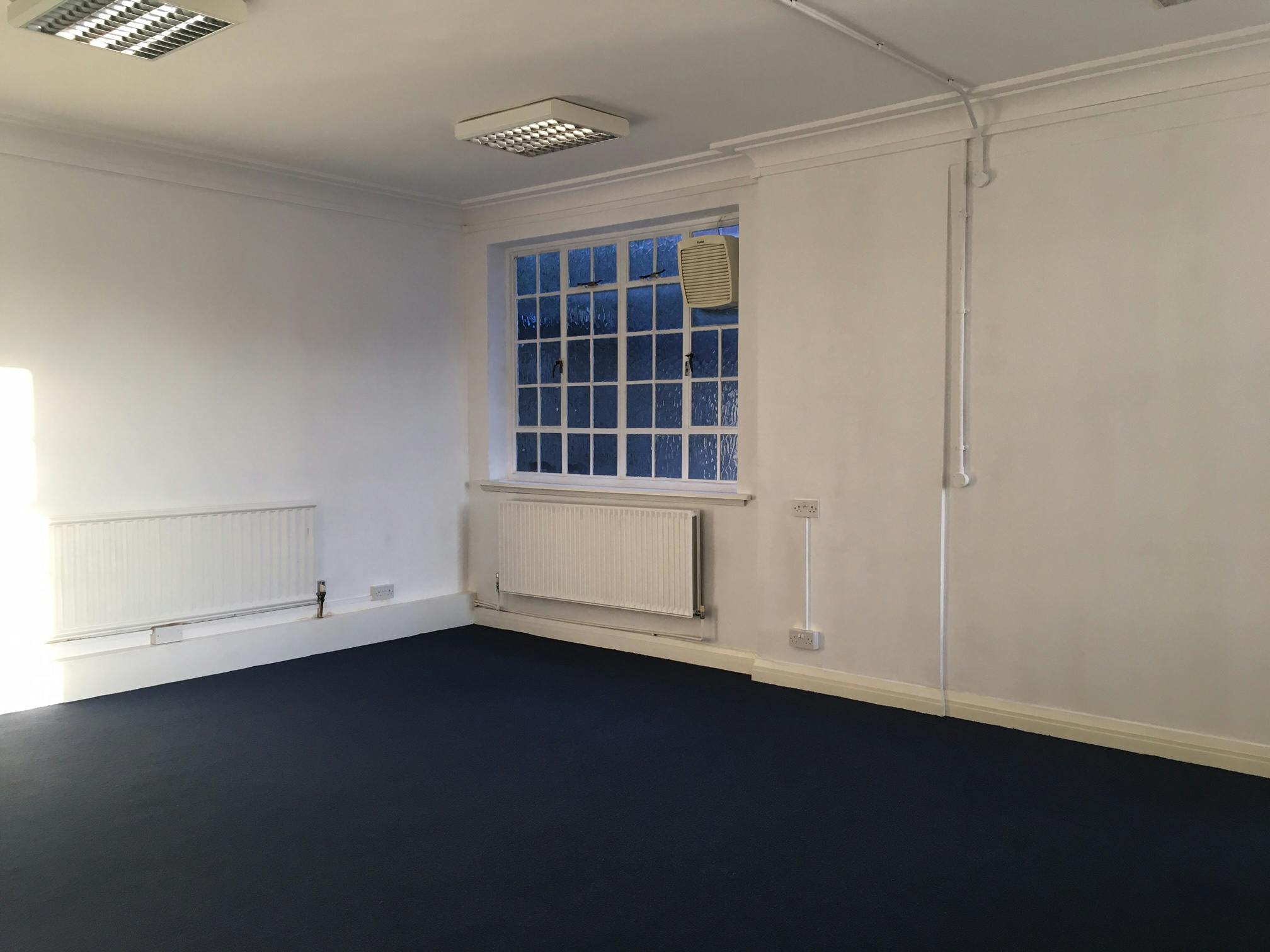 Office in Woking - photo 4