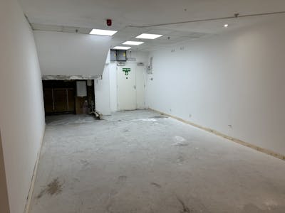 5 Market Place, Burgess Hill, Retail / High Street Retail / Retail - In Town / Shopping Centre To Let - IMG_1363.jpg