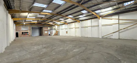 Unit 9, Lyndean Industrial Estate, London, Industrial To Let - 20260408_163227 - Edited.jpg