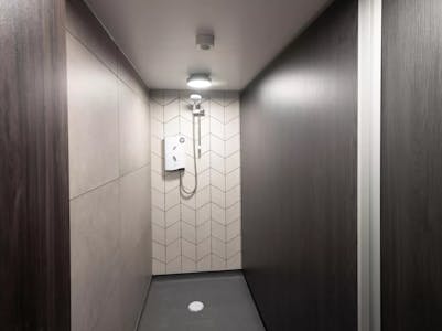 Grosvenor Building, 72 Gordon Street, Glasgow, Office To Let - shower.jpg