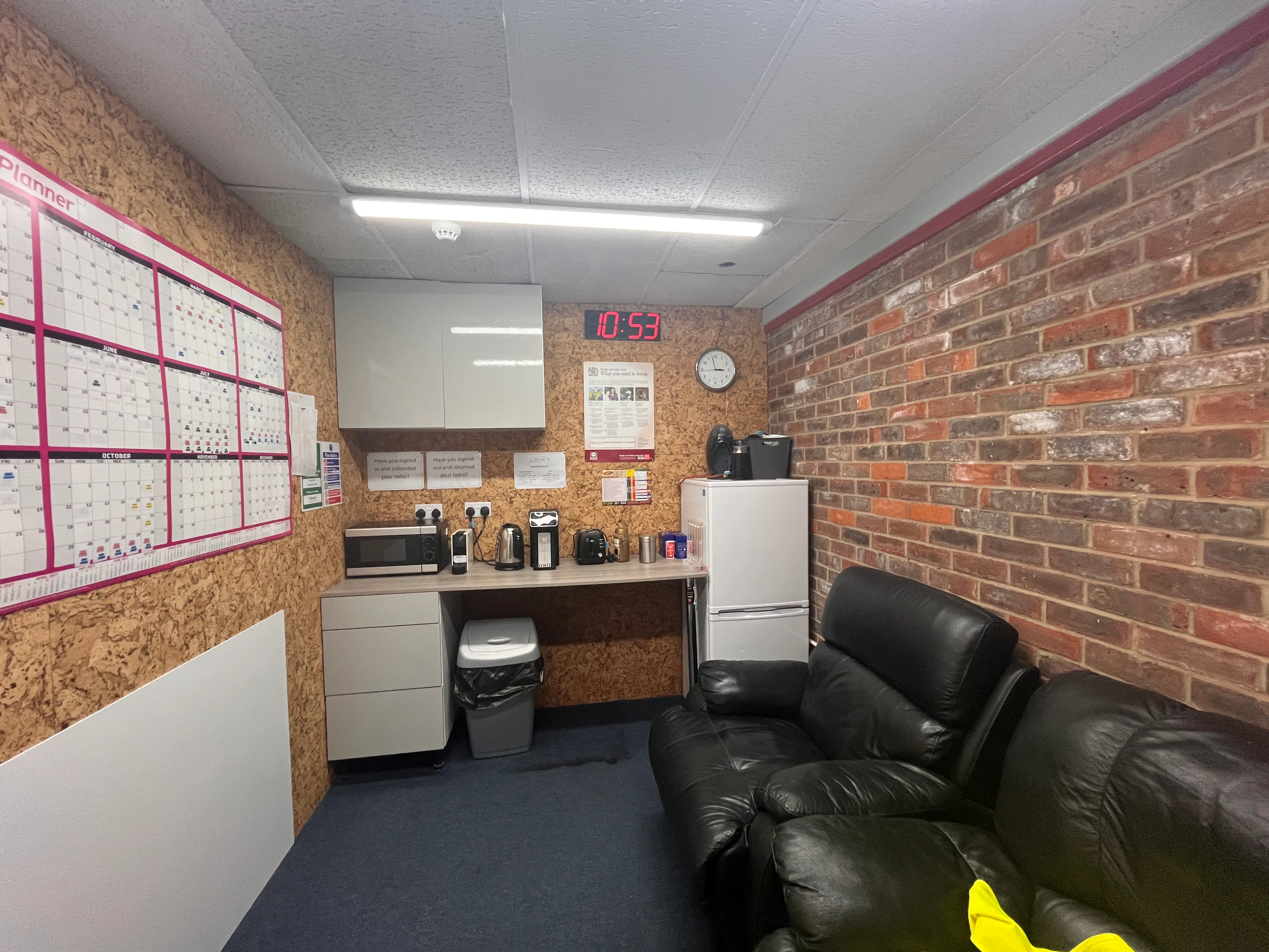 16-18 Rabans Close, Aylesbury, Industrial Lease Assignment - 20260716_095436106_iOS.jpg