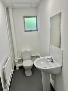 Unit 3 & 4  Airlinks Industrial Estate, Heston, Heathrow, Industrial / Warehouse To Let - 3 Airlinks WC.jpg