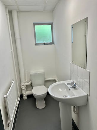 Unit 3 & 4  Airlinks Industrial Estate, Heston, Heathrow To Let - 3 Airlinks WC.jpg