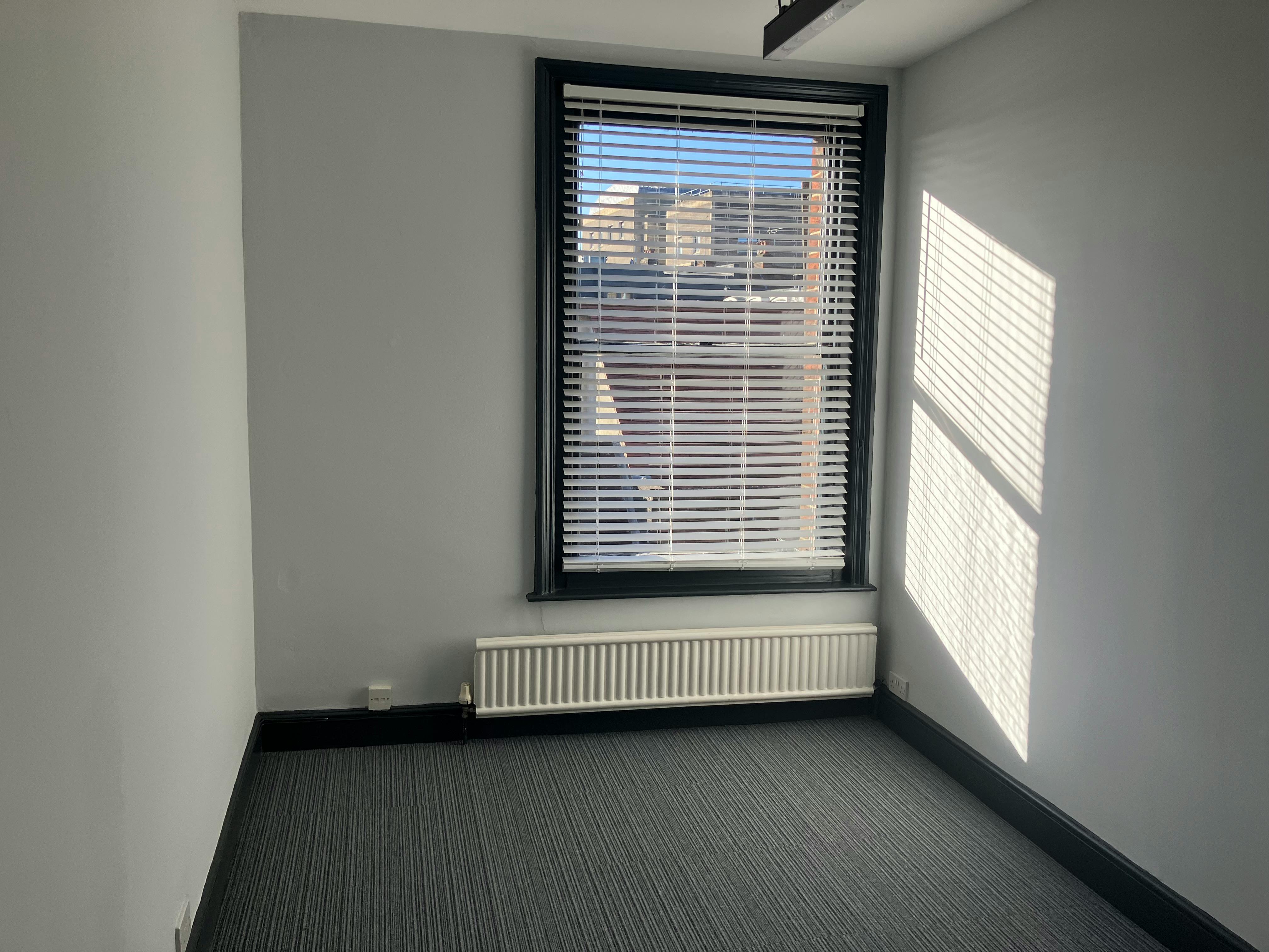 Office in Winchester - photo 3