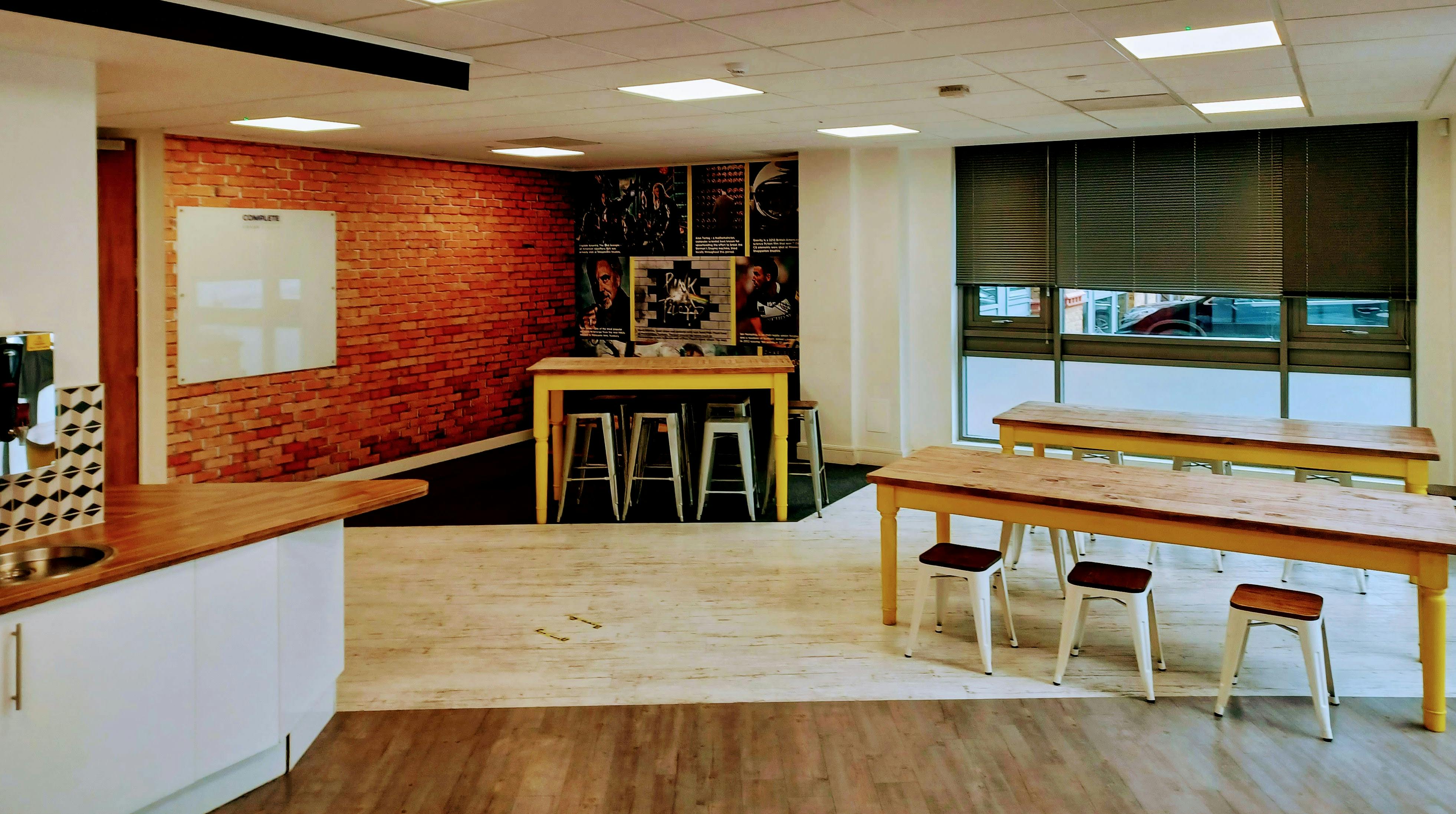 Office in Sunbury-on-Thames - photo 4