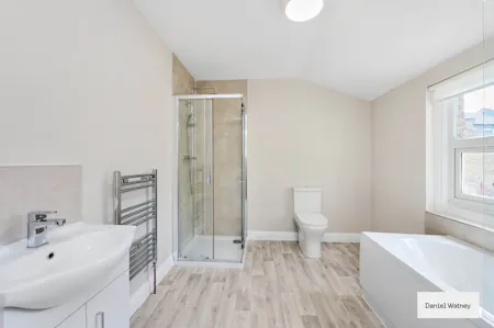 Frobisher Street, London, Terraced house To Let - Bathroom