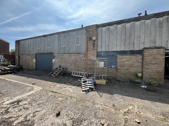 The Warehouse, Aylesbury, Industrial To Let - 20250617_130830577_iOS.jpg