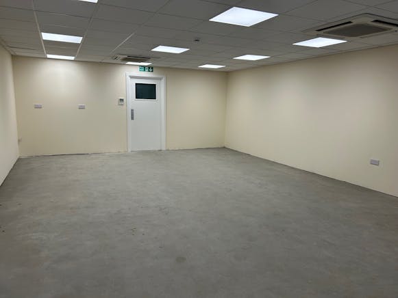 Units 5, 6 & 7 Oakmede Place, Binfield, Retail To Let - 2.jpg