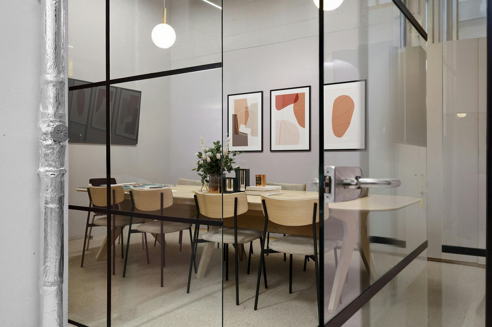 Retail/Shop in London - photo 2