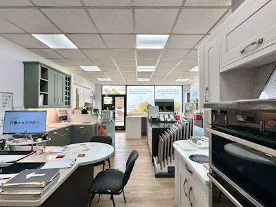 49 Lowther Road, Dunstable, Retail To Let - 20260610_090119576_iOS.jpg