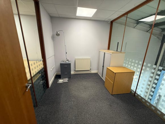 2 Parkside Centre, Southend-on-Sea, Industrial To Let - IMG20251014WA0009.jpg