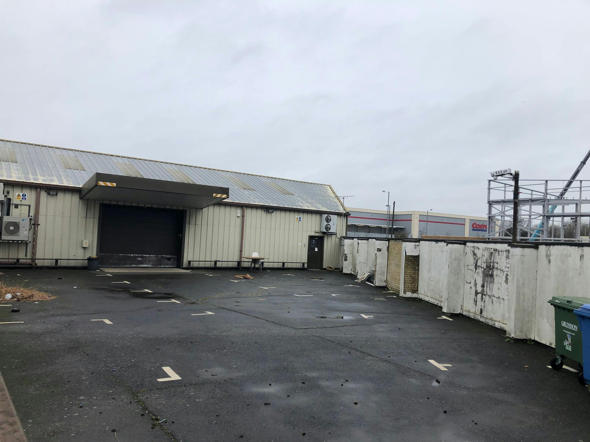 Industrial Unit in Sunbury-On-Thames - photo 2