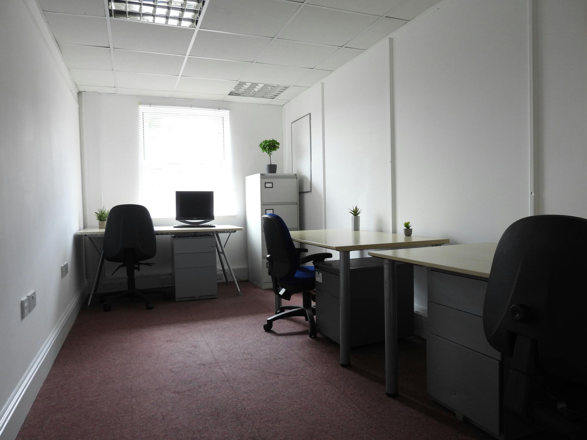 Dorney House Business Centre, 46-48A High Street, Slough, Offices To Let - DH 3 desk office.jpg