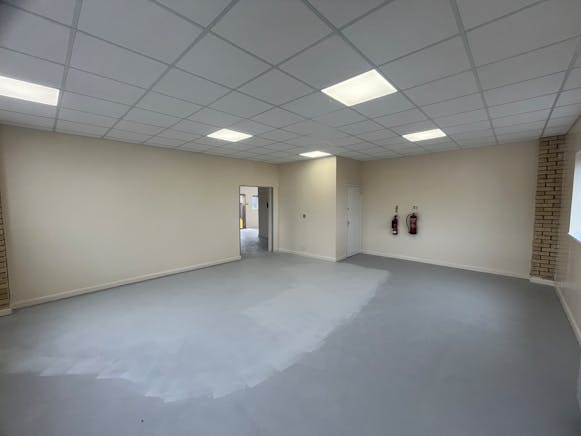 Unit 4, High Wycombe, Industrial / Offices To Let - 20250328_091423780_iOS.jpg