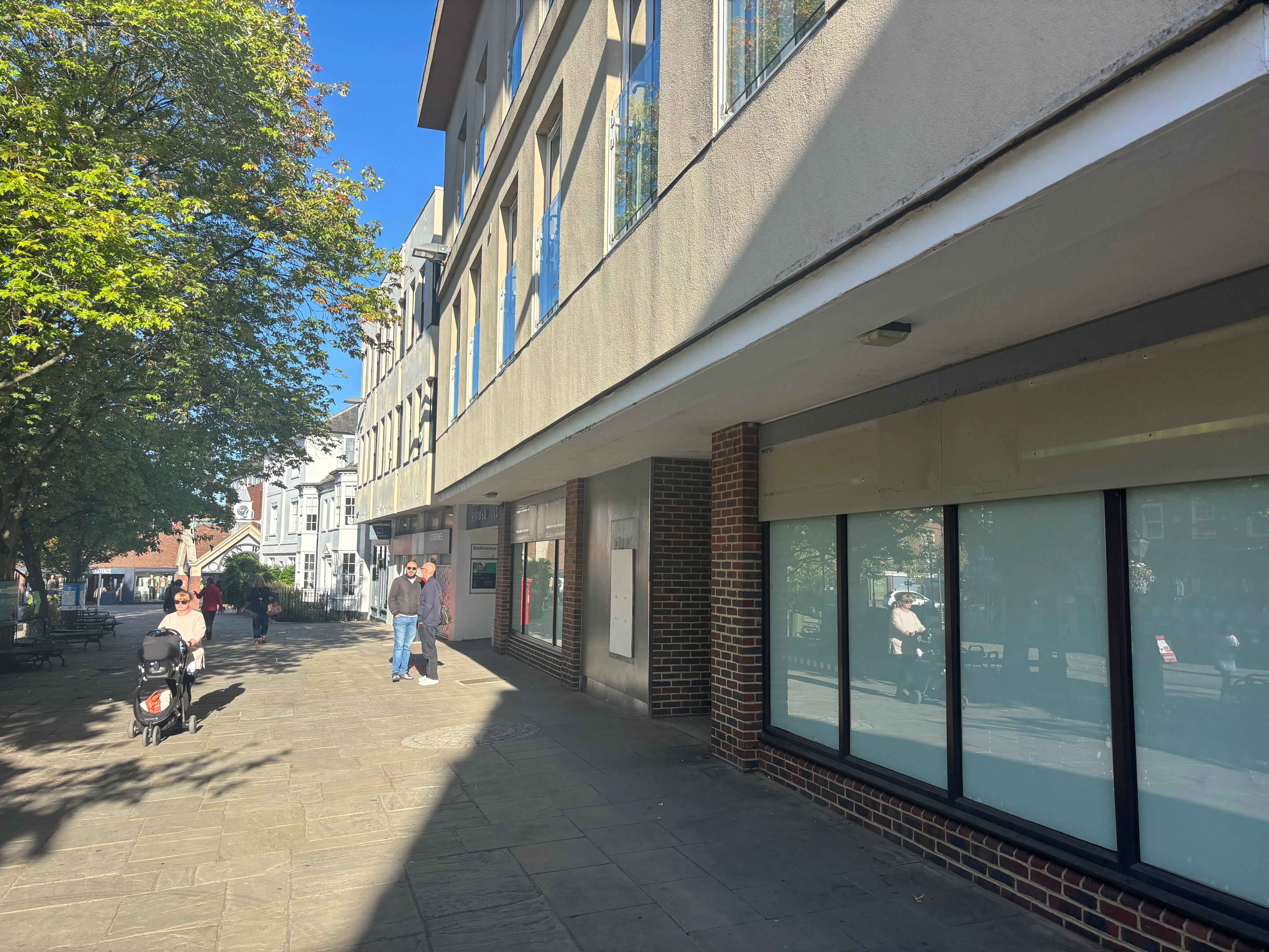 16 Carfax, Horsham, Retail To Let - IMG_6781.jpeg