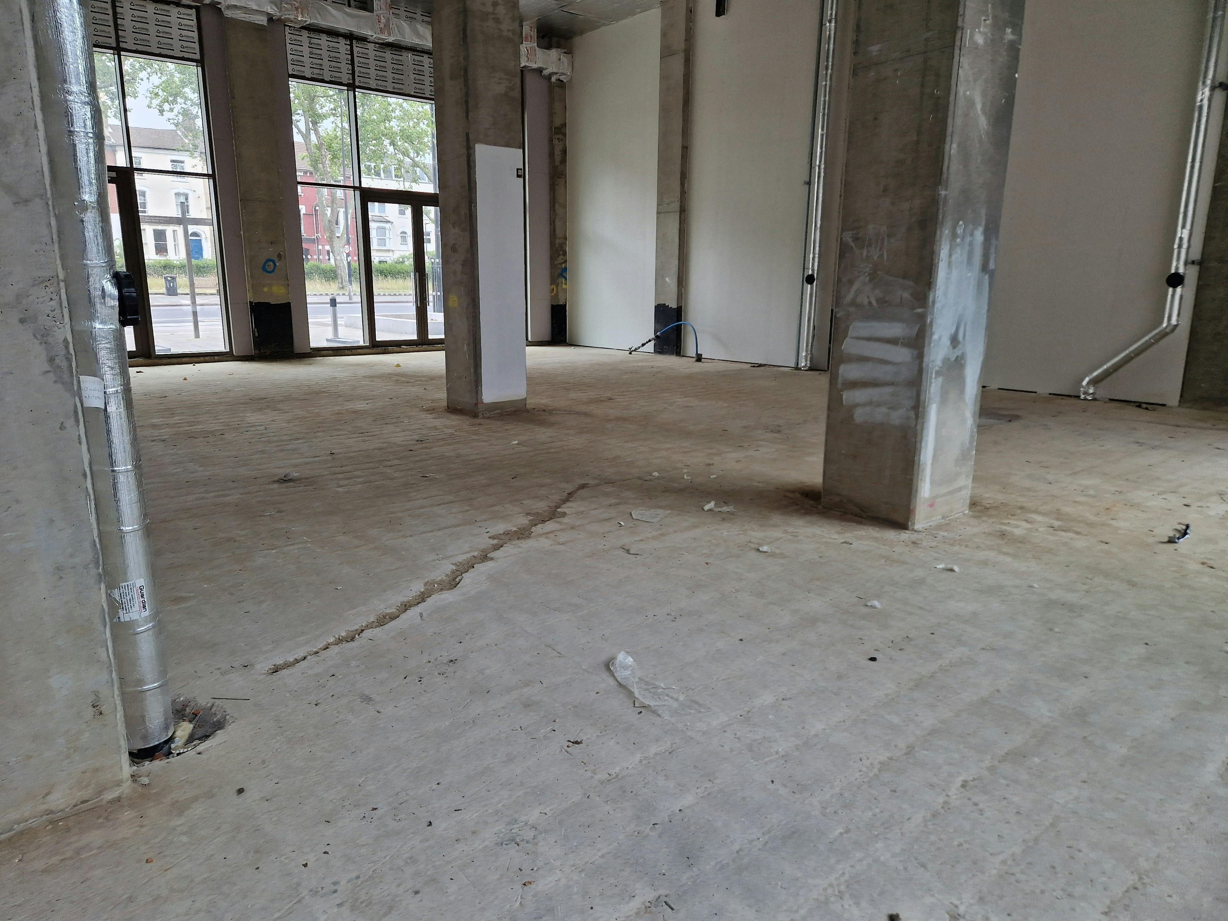 Retail/Shop in London - photo 3