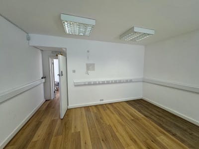 94 Stoke Road, Guildford, Office / Retail To Let - 4430.jpg