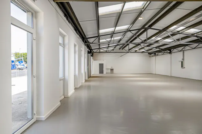 Units 2&3 The Point, Aylesbury, Industrial To Let - 112372_Unit 2 3 The Point (6).jpg