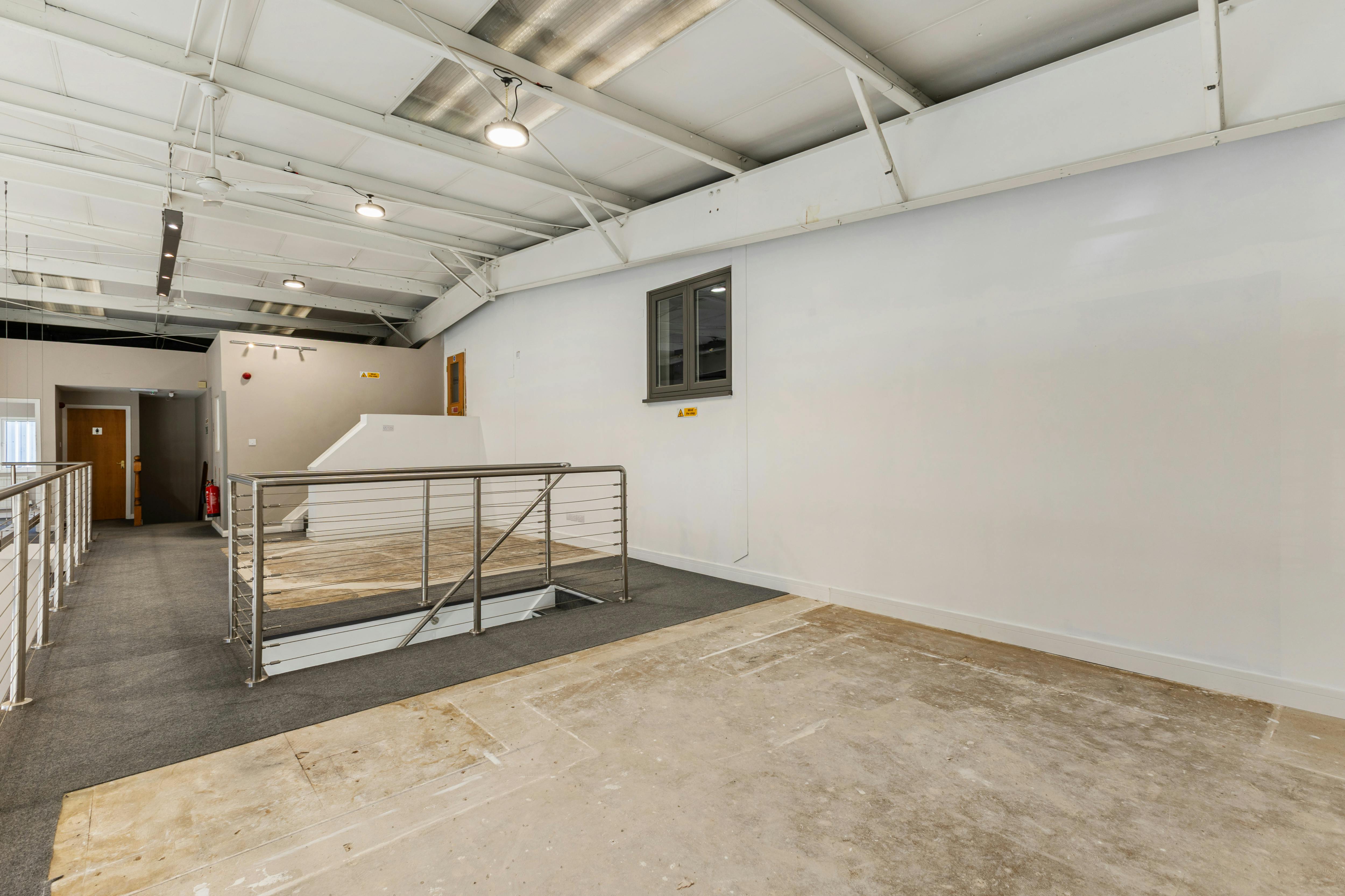 Showroom / Warehouse unit, 4-12 Kempson Close, Aylesbury, Industrial / Retail To Let - 101955_4-12-Kempson-Close-Gatehouse-Way (12).jpg