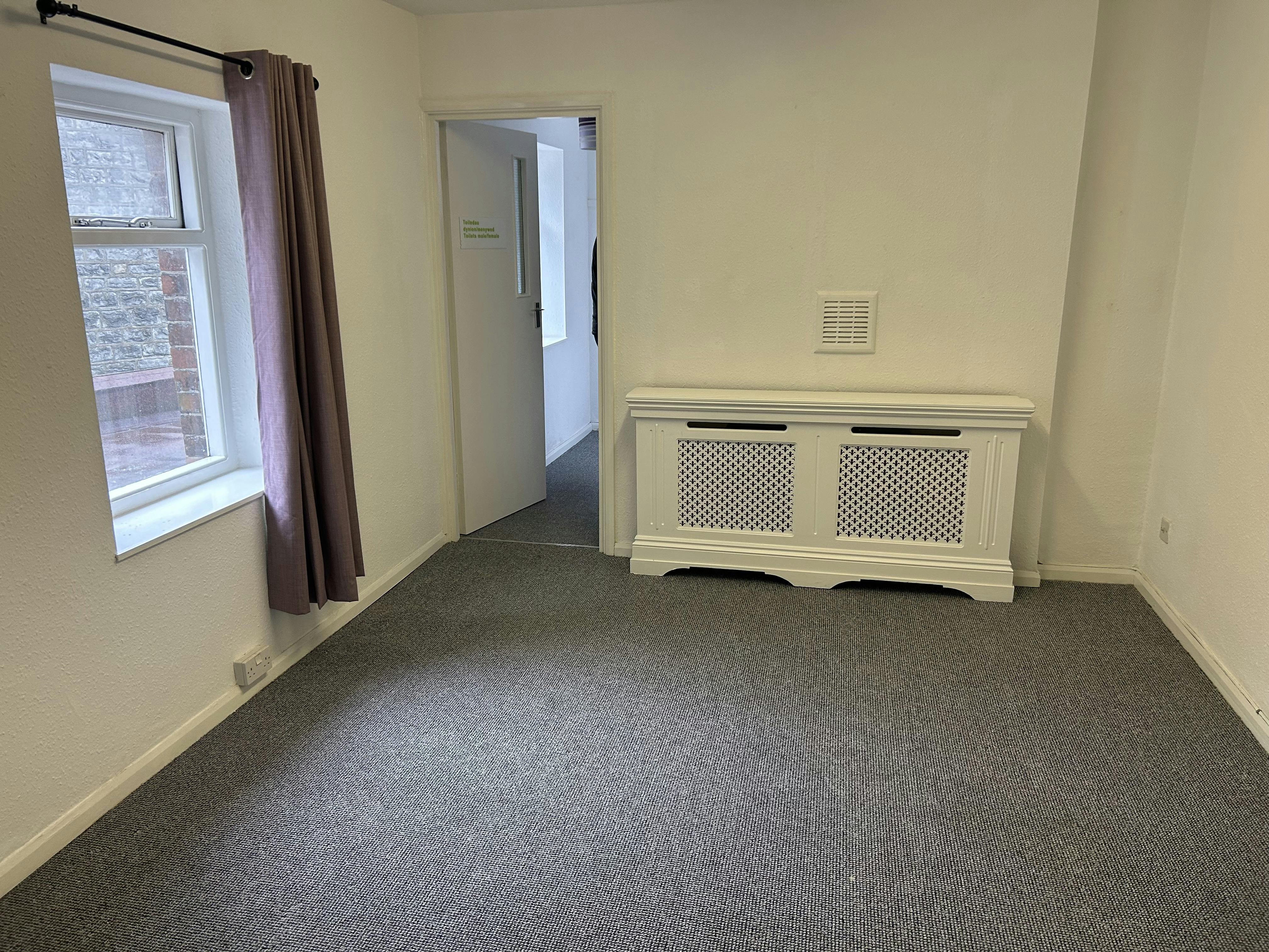 First floor, 4-4A Windsor Road - IMG_6815.JPG