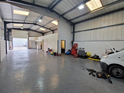 Unit 2 & 3, Hyde, Industrial/Logistics To Let - 20250606_133547.jpg