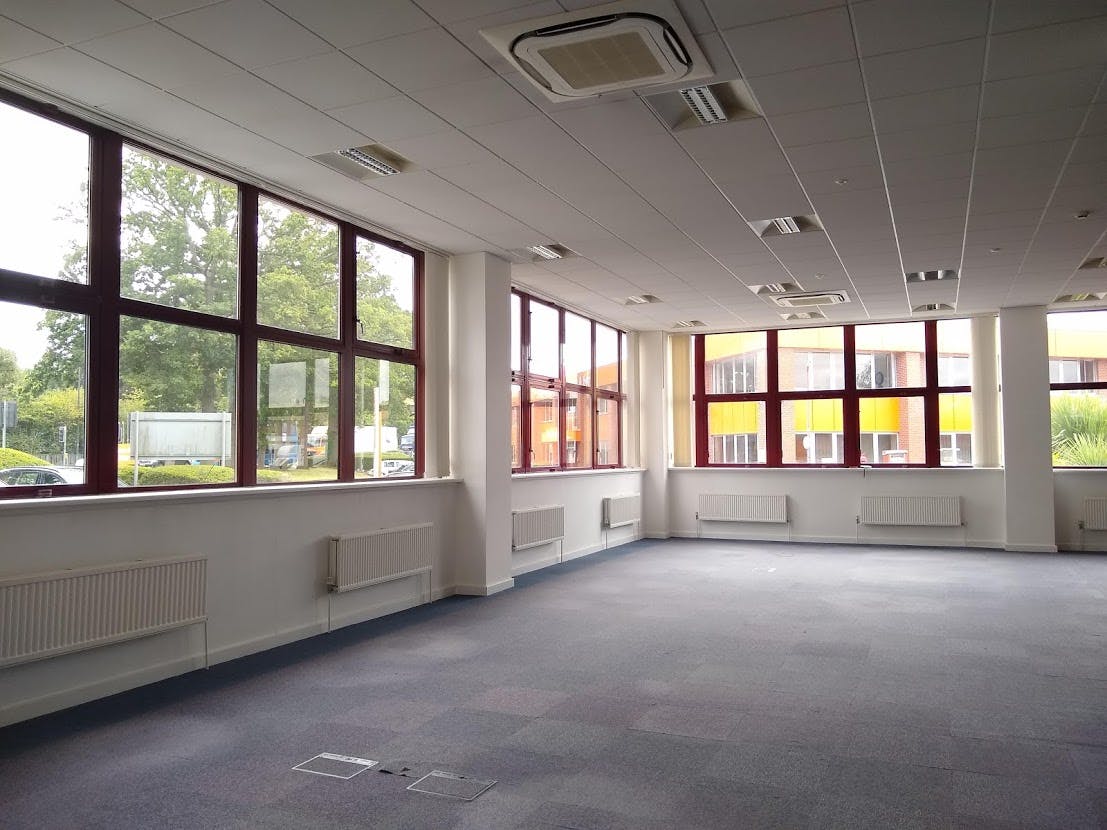 Office in Crawley - photo 2
