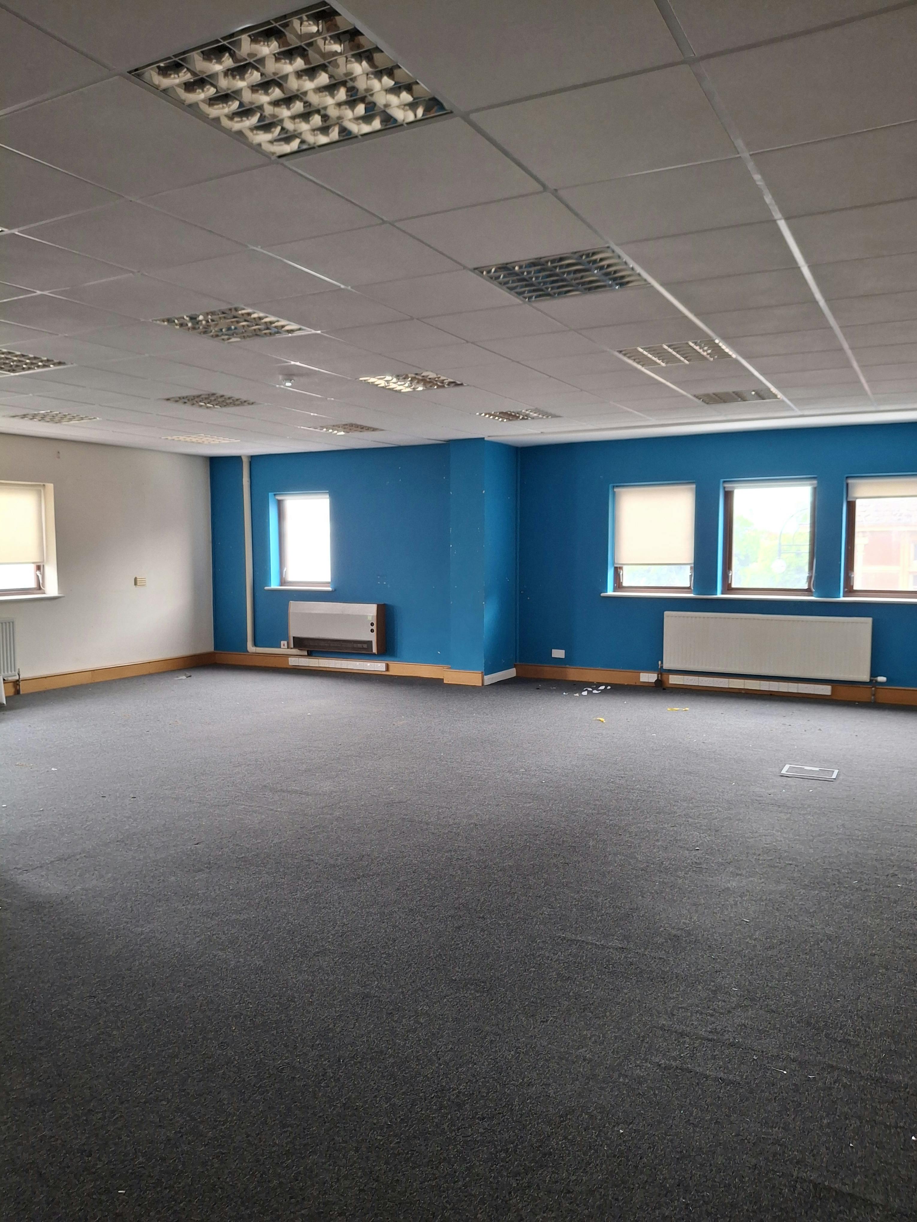 Office in Swindon - photo 4
