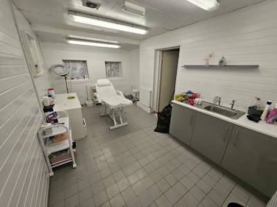 32 Market Street, Hyde, Leisure / Office / Retail To Let - 20260211_132531.jpg