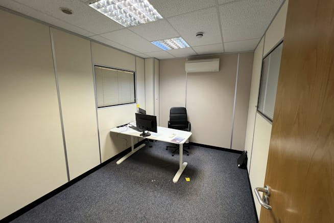 Unit 4 Clifton Centre, Gloucester, Industrial To Let - 20241101_094341198_iOS.jpg Unit 4 Clifton Centre, Gloucester, Industrial To Let - 20241101_094341198_iOS.jpg