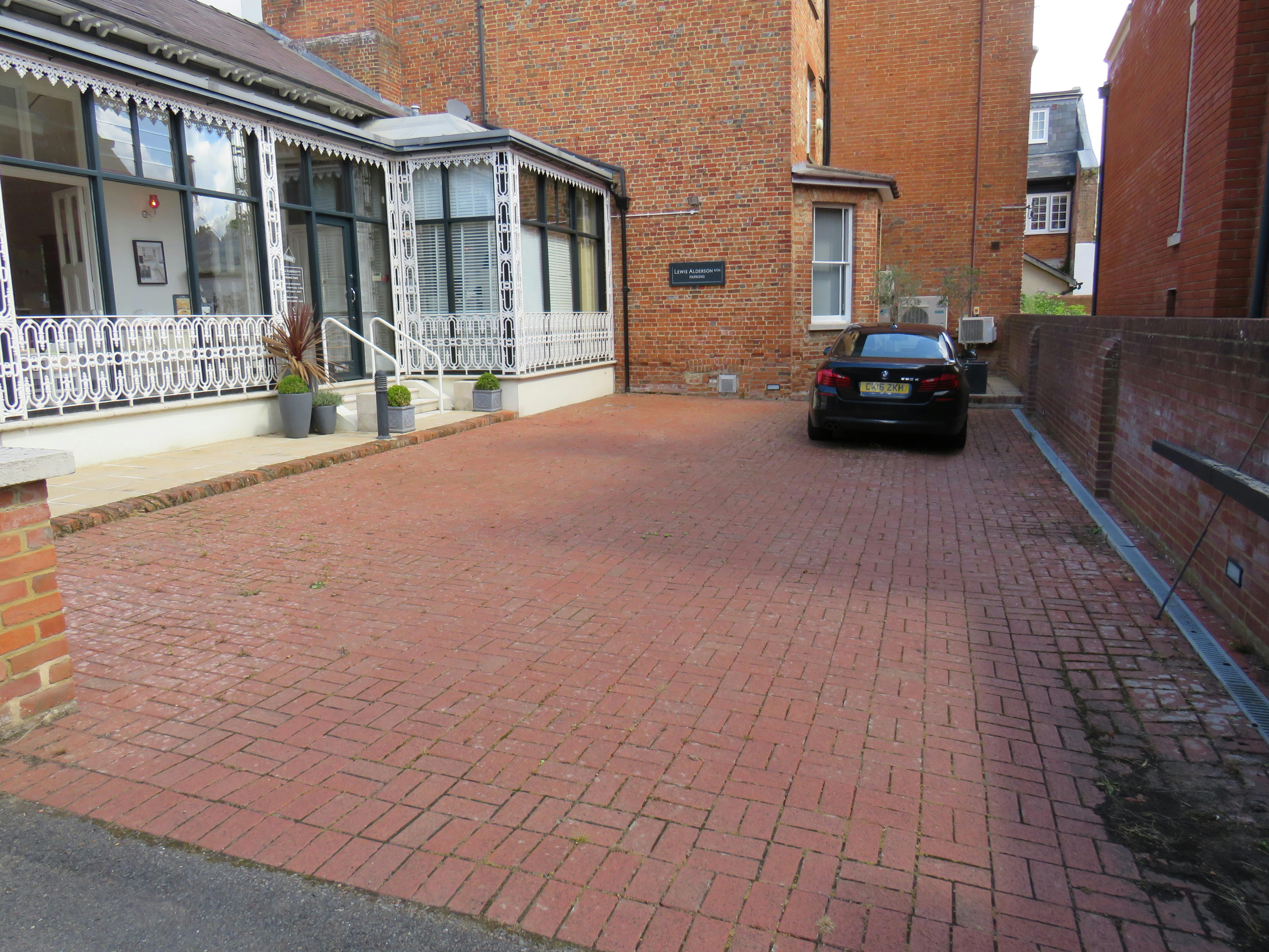 The Lodge, Hartley Wintney, Offices / Retail To Let - IMG_1806.JPG