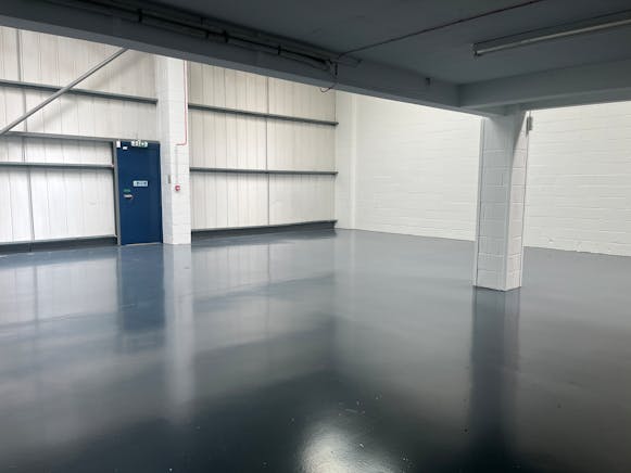 Unit 9, Vale Industrial Estate, Aylesbury, Industrial To Let - IMG_3106.JPG