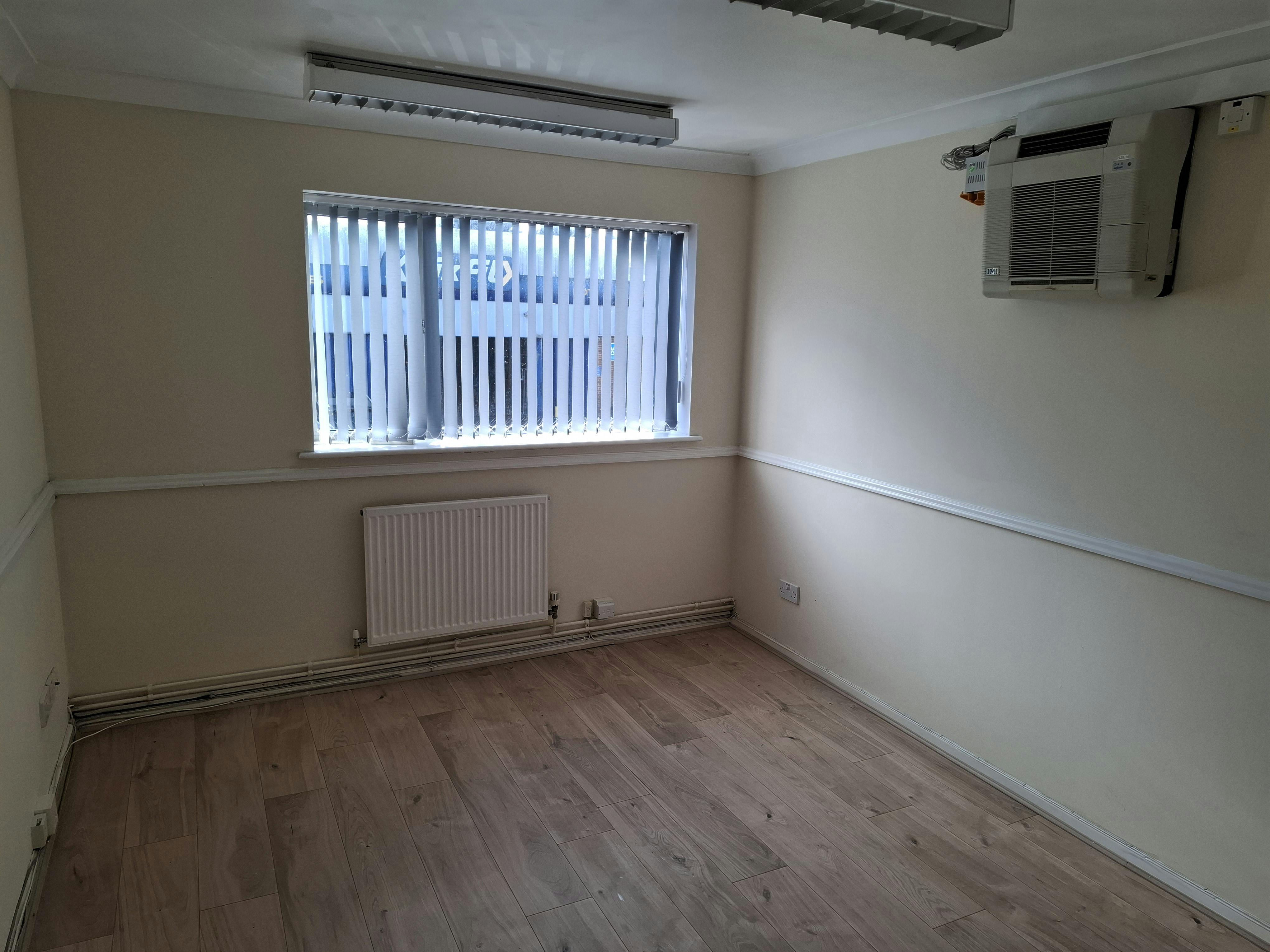 Office in Solihull - photo 4