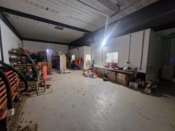 2 Chineham Point, Basingstoke, Industrial / Office To Let - 20251114_112010.jpg