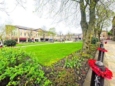 Former Natwest, Norfolk Square, Glossop, Leisure / Office / Retail To Let - 20240418_115209.jpg