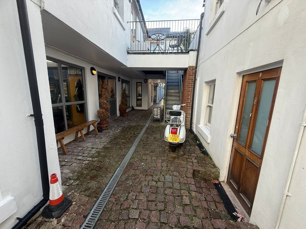 3 Trafalgar Mews - 606a29a04d794c8cb395889d97a66be0.jpg