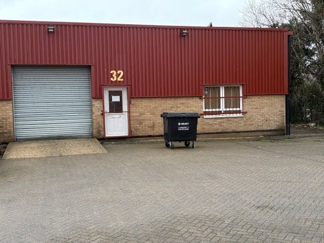 Unit 32, Longshot Industrial Estate, Bracknell, Industrial To Let - 32 external 1.jpg