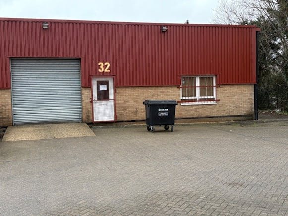 Unit 32, Longshot Industrial Estate, Bracknell, Industrial To Let - 32 external 1.jpg