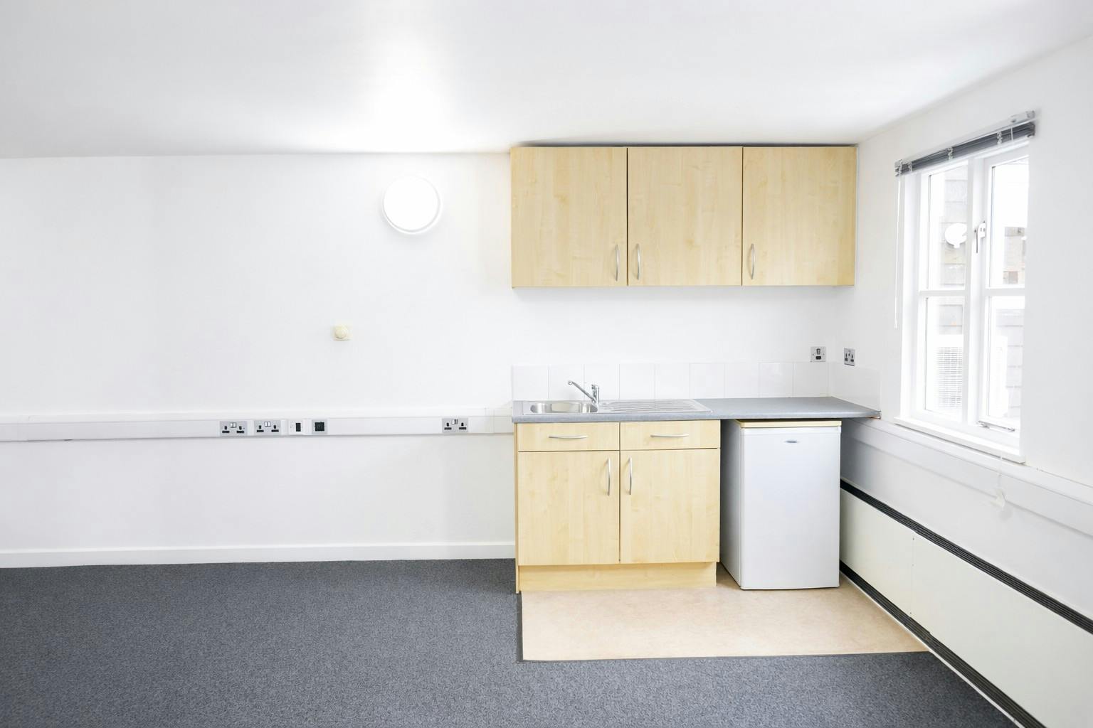 Ground floor, Bishop's Stortford, Offices To Let - Bright and compact office kitchenette.jpeg