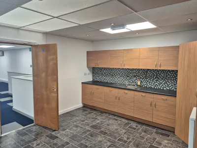 Unit 24, Glossop, Industrial/Logistics / Office To Let - 20260916_114437.jpg