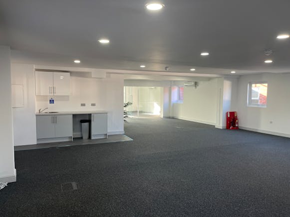 Second Floor Offices, 79-81 High Street, Marlow, Offices To Let - 20251104_133413247_iOS.jpg