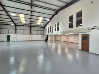 Unit 24, Glossop, Industrial/Logistics / Office To Let - 20260916_114211.jpg