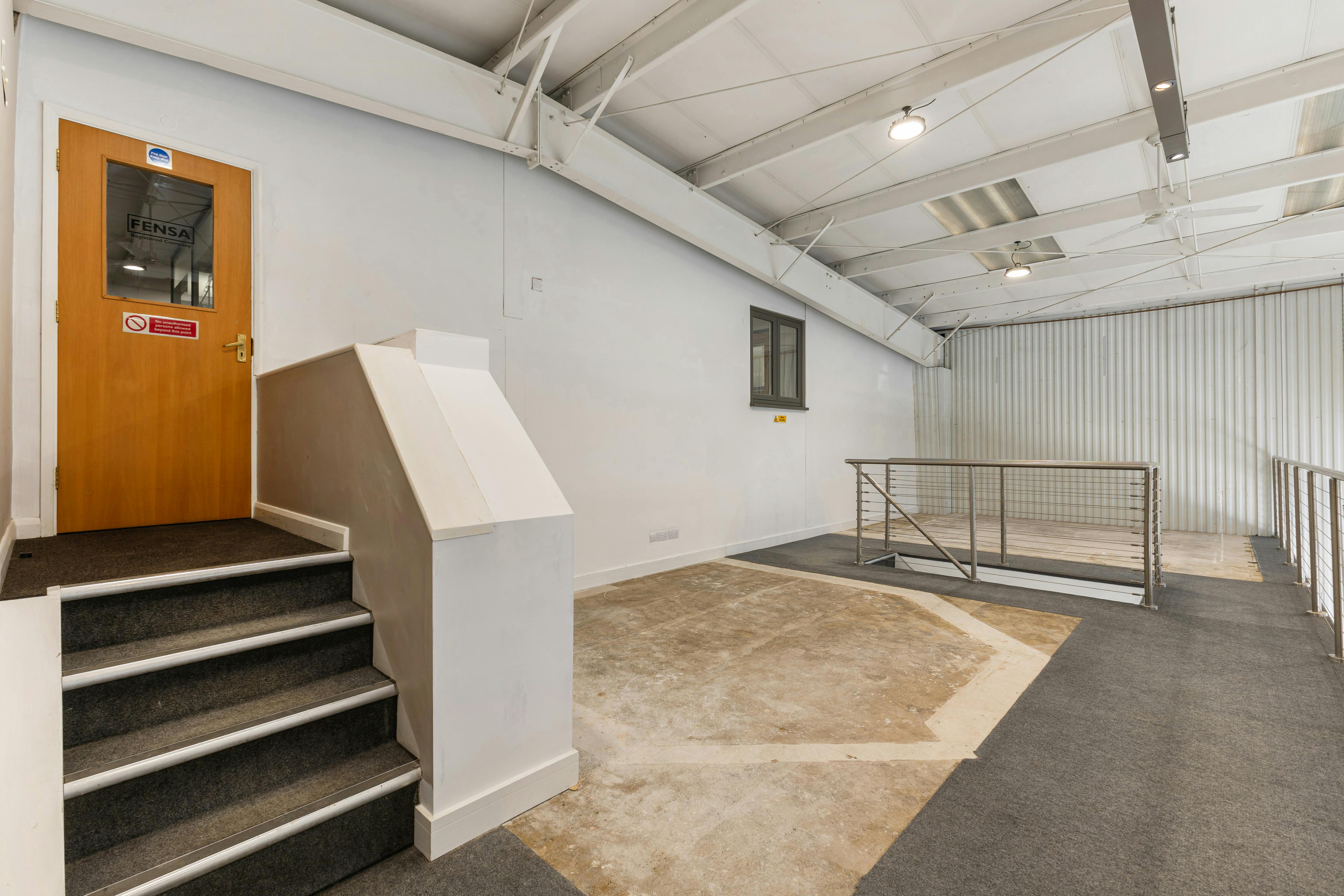 Showroom / Warehouse unit, 4-12 Kempson Close, Aylesbury, Industrial / Retail To Let - 101955_4-12-Kempson-Close-Gatehouse-Way (21).jpg