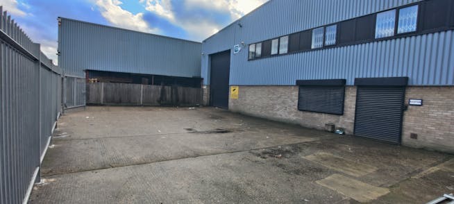 Unit 13, Gateway Trading Estate, White City, Industrial / Warehouse To Let - IMG_20260120_102452.jpg