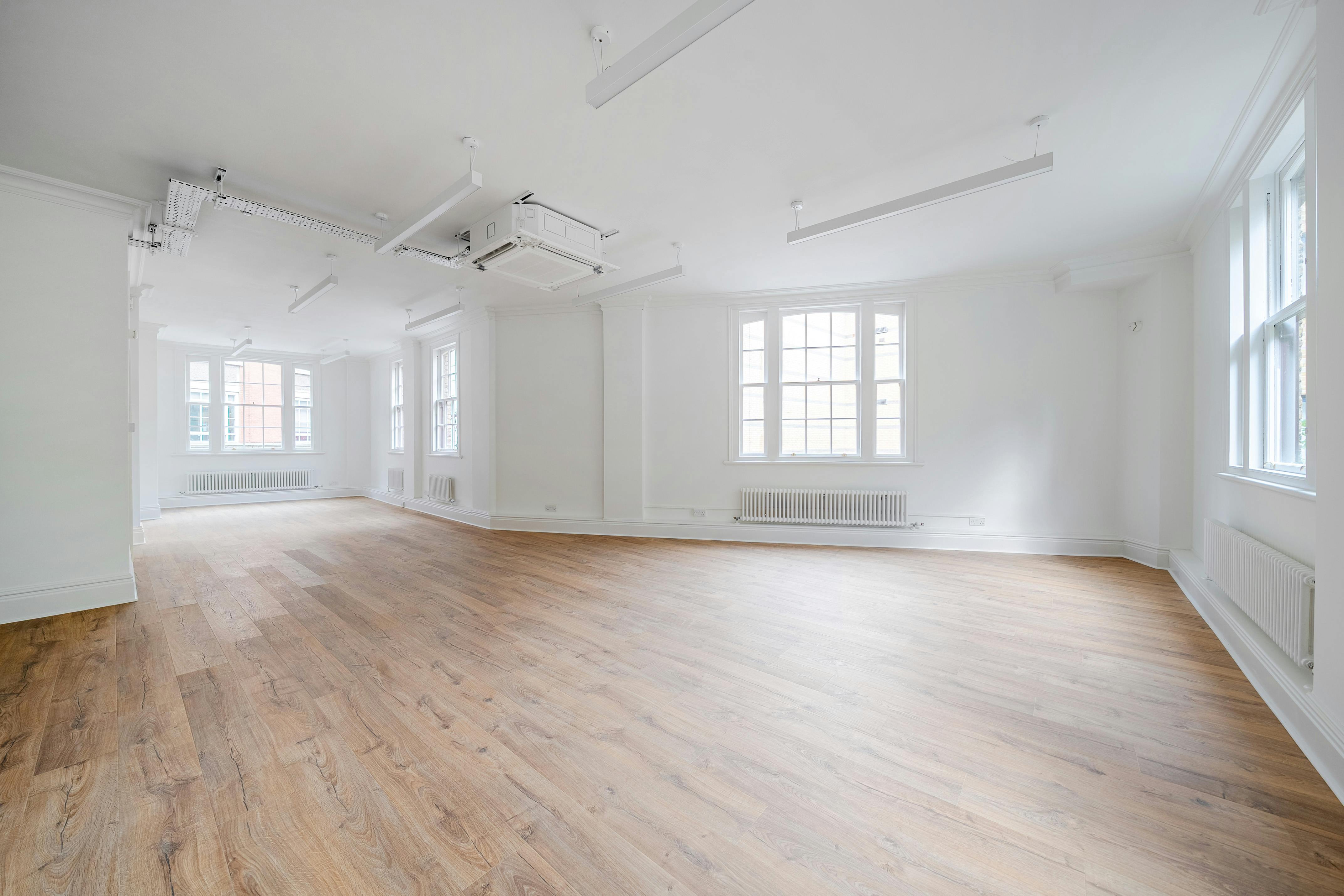 42 Clerkenwell Close - 137543056909eb4edc15c.jpg