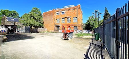 Arch 440 & Arch 441, Institute Place, London, Industrial To Let - 20260501_133109 - Edited.jpg