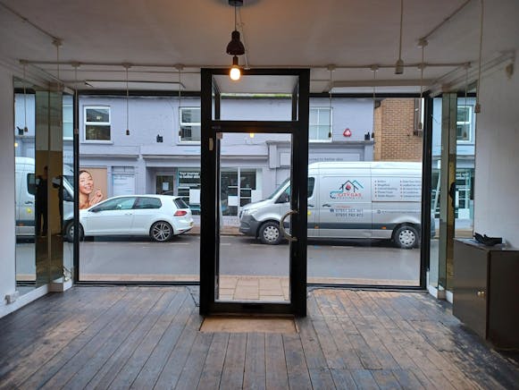 6 Baker Street, Weybridge, Retail To Let - 20260108_112940.jpg