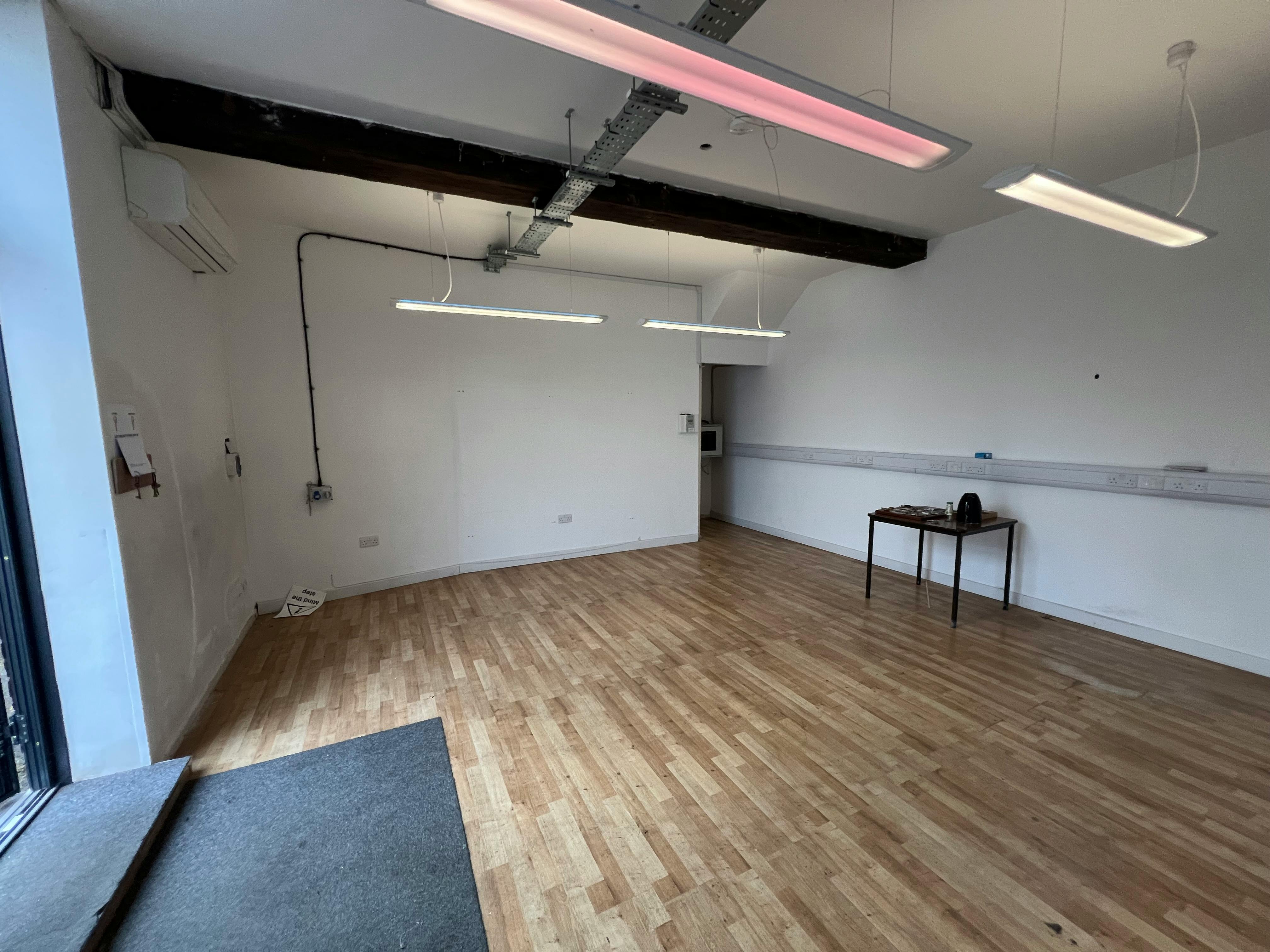 37 Bishopric, Horsham, Industrial / Office To Let - IMG_9396.jpeg