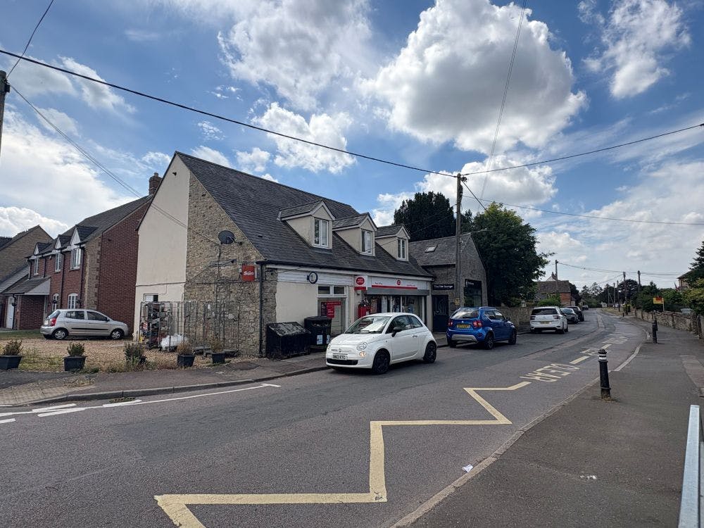 'The Hair Lounge' Merton Road, Bicester, Office / Retail To Let - image00012.jpg